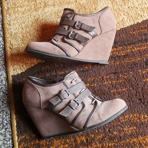 Fergalicious size 9.5 gray wedge booties